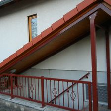 Überdachung und Geländer eines Kellerabgangs